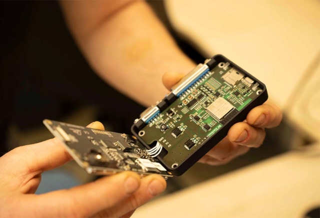 Detail rukou pri praci s elektronickym cipem rs vision