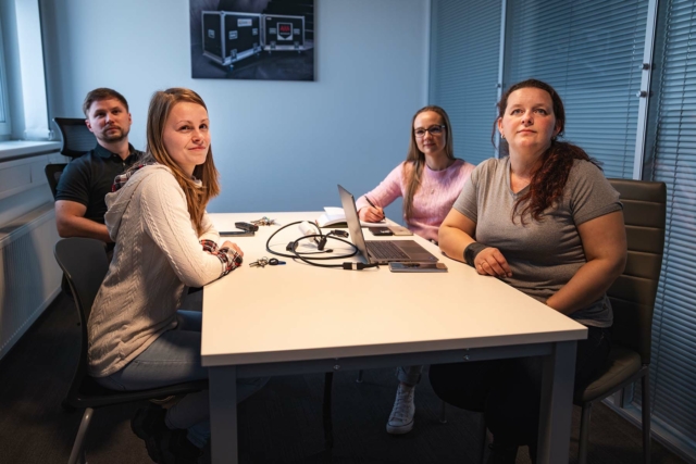 Tym rsvision na porade v zasedaci mistnosti