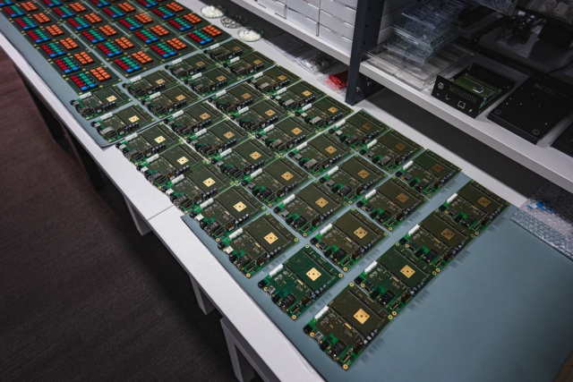 Vyrobni desky elektroniky rs vision na stole